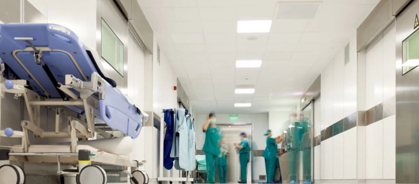 Έπιασαν γιατρούς να καπνίζουν σε νοσοκομεία της Αθήνας και της Θεσσαλονίκης!